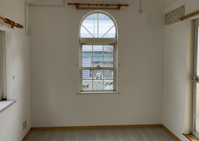 【寝室】 | 寝室でゆっくりと過ごすためにはベッド周りの適度な空間を担保することや窓の位置、照明の明るさ、寝室の広さなどを考える必要があります。自身や家族の構成とライフスタイルに併せて寝室にする部屋を選びましょう！