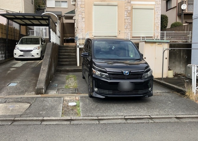 【駐車場】 | 駐車場と明記されていても、最小スペースでつくられた駐車場だと大型車は駐車できなかったり、出入りしにくくなったりする可能性があります。お車のサイズと購入したい物件の駐車場のサイズを現地で確認しましょう。