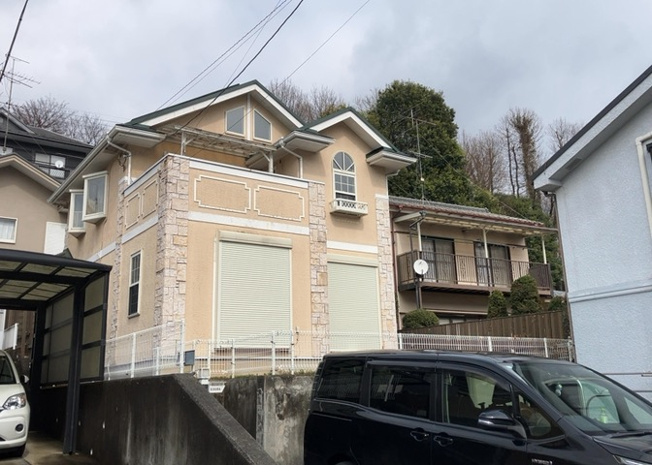 【前面道路含む現地写真】 | 住宅用の土地では前面道路に2m以上接していなければならないと法律で定められています。しかし、お持ちの車のサイズやライフスタイルなどにより、2mでは利便が悪い場合もございますので、事前に確認しましょう。