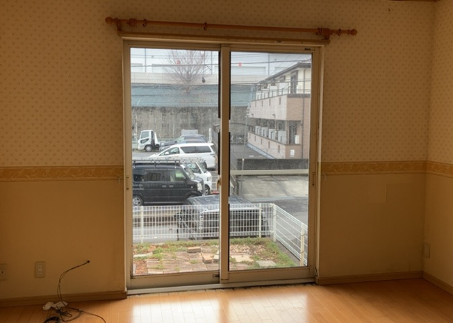 【内装】 | サッシは、ガラス窓に使用される金属製の窓枠です。一般的に住宅建築では、金属製建具工事の段階でガラス類・玄関などと同時に設置されます。種類や構造により断熱性能や遮音性能が異なるので現地でご確認ください。