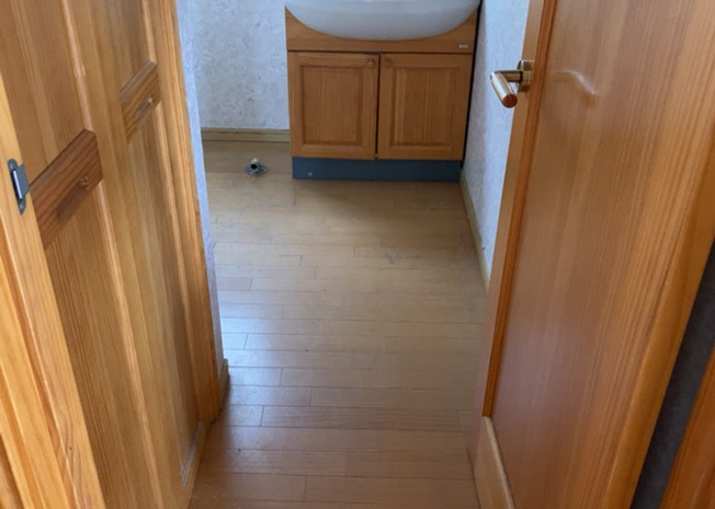 【脱衣所】 | 多くの戸建て住宅で見かける洗面脱衣所は、洗面台と洗濯機が2畳ほどのスペースに並べられていて、洗面所が脱衣所を兼ね備えている間取りが一般的です。お客様が利用することもある、パブリックな空間でもあります。