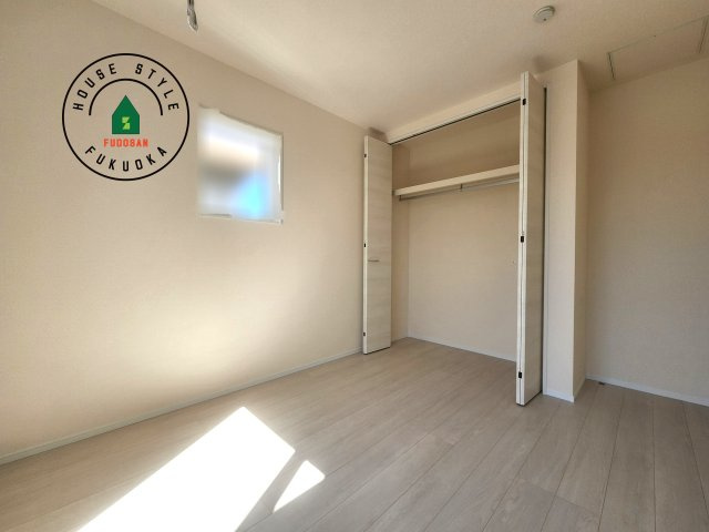 福岡市早良区飯倉3丁目第20-2棟（2号棟）の洋室|採光良好な洋室は全居室、複層ガラスの遮熱効果と断熱効果で、一年中快適に過ごせます。