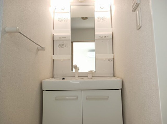 【洗面所】 | サンライト | ゆったりとスペースのある洗面所