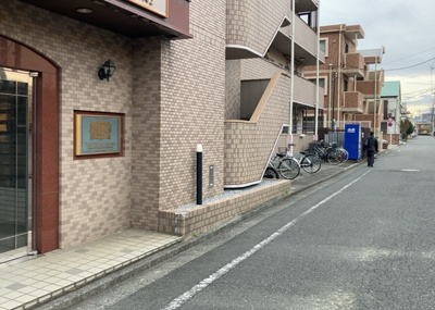 【中庭】 | ライオンズマンション八王子第３ | 中庭（パティオ）とは、一つの建築物の内部に設けられた、壁などで囲われている庭のことを指します。コの字型、ロの字型が主流ですが、L字型の中庭もあります。最近では、インテリア性の高さからも人気があります。