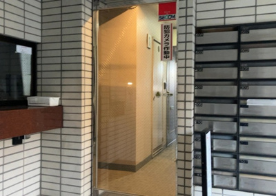 【エントランス】 | ライオンズマンション八王子第３ | マンションのエントランスには、もともと風よけや防犯の役割がありますが、マンションによって宅配ボックスなどの設備が備わっている所もあります。日々の生活をイメージしながら生活しやすさをチェックしましょう。