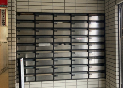 【設備】 | ライオンズマンション八王子第３ | エントランス付近に設置されている集合ポストは、住んでいる部屋と離れているため、ポストをあさるなど誰かに何かされていても被害に気づきにくいです。入居する時には他人に特定されにくい番号で鍵をかけましょう！