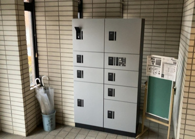 【ロビー】 | ライオンズマンション八王子第３ | ロビーというと、エントランスと何がちがうの？と思いますよね。実はロビーとエントランスには明確な決まりはありません。物件によっては、エントランスを入って広がるある程度の広さのある空間がロビーとなります。