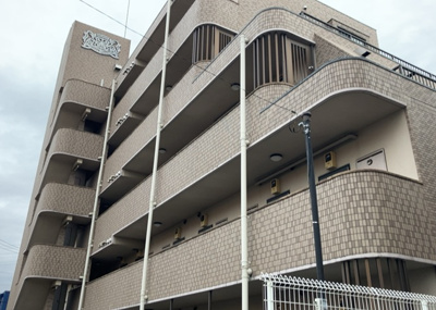 【現況写真】 | ライオンズマンション八王子第３ | 道幅が広い場所は日当たりや風通が良好です。幅が広いのですれ違いも可能ですし大きな車でも駐車可能！一方で、大型車が通ることも多くなるため交通量の増加により騒音に繋がります。また土地の値段が高くなります。