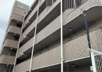 【構造・工法・仕様】 | ライオンズマンション八王子第３ | ＲＣ造、Reinforced Concreteは直訳すると補強されたコンクリートです。主に柱や梁・床・壁が鉄筋とコンクリートで構成おり、鉄筋を組んだ型枠にコンクリートを流し込んで固めたものを指します。