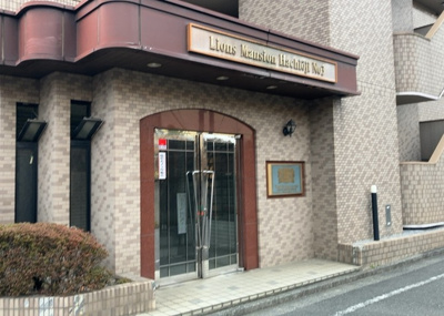 【玄関】 | ライオンズマンション八王子第３ | 玄関は家の顔でもあり、家族以外の目にも止まる場所です。玄関は外との間を仕切る扉、靴などをしまっておく収納スペース、靴脱ぎのたたきスペース、来客とのやり取りをするドアホンなど複数のアイテムからなります。