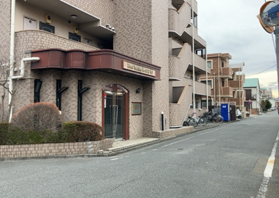 【外観】 | ライオンズマンション八王子第３ | 外観はマンション管理がされているかの目安になります。築年数が古いと、壁面は劣化してひび割れが生じることも！建物が古びていても細かいところが修繕されていると、きちんと管理されているなぁと感じるでしょう。