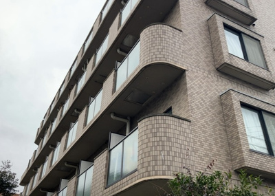 【外観】 | ライオンズマンション八王子第３ | 一般的なバルコニーは、奥行1.5ｍ程ですが、ワイルドバルコニーは2ｍまで広がっています。そのため洗濯物の間隔をあけ干すことができ、乾きやすいというメリットや、ガーデニングが楽しめる等の特徴があります。