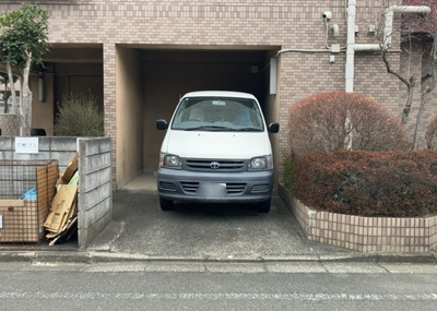 【駐車場】 | ライオンズマンション八王子第３ | 駐車場と明記されていても、最小スペースでつくられた駐車場だと大型車は駐車できなかったり、出入りしにくくなったりする可能性があります。お車のサイズと購入したい物件の駐車場のサイズを現地で確認しましょう。