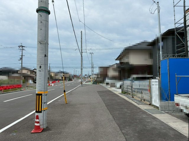南国市篠原2号地　新築一戸建ての前面道路含む現地写真|※2026年5月31日撮影。車の出し入れラクラク♪