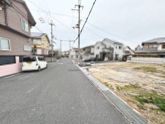 【前面道路含む現地写真】 | 辻之　新築分譲住宅　全２区画 | ２面採光の居室ありますよ♪明るく風通しの良い快適な室内に気分も自然と明るくなりますね！家族の笑顔も増えそうです♪