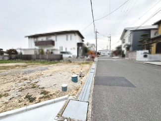 【前面道路含む現地写真】 | 辻之　新築分譲住宅　全２区画 | 【南西面バルコニーですよ】日当たり良好で洗濯物がよく乾きますね！
