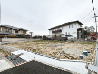 【外観】 | 辻之　新築分譲住宅　全２区画 | 【閑静な住宅地でのびのび子育て】閑静な住宅地で子育て家族にピッタリ。毎日のお散歩も快適な緑に恵まれたエリアです。