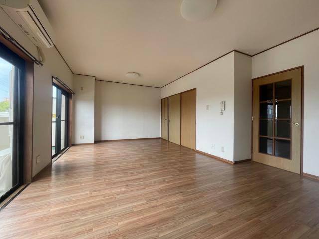 ソレイユ南条の居間・リビング