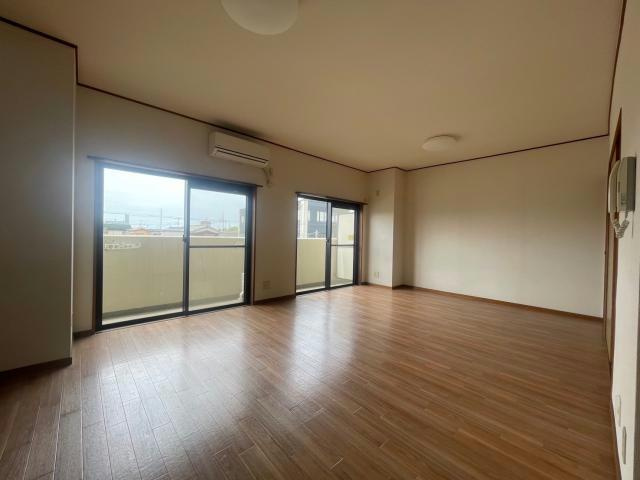 ソレイユ南条の居間・リビング