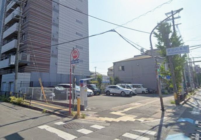 吹田市内本町　ロードサイド土地の前面道路含む現地写真