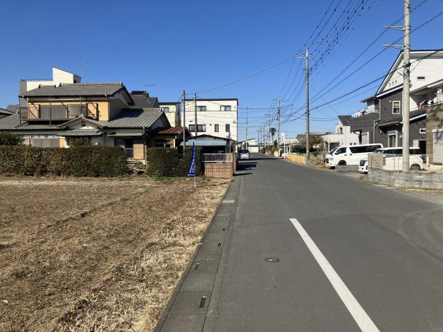 敷地面積７６坪　売地　越谷市平方⑤の前面道路含む現地写真|前面道路：北東側７．４ｍ公道、１０ｍ以上の接道！お車の出し入れもラクラクです♪
現地（2026年2月）撮影