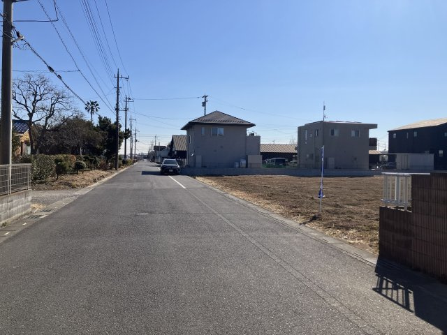 敷地面積７６坪　売地　越谷市平方⑤の前面道路含む現地写真|広々とした幅員７．４ｍ公道
現地（2026年2月）撮影