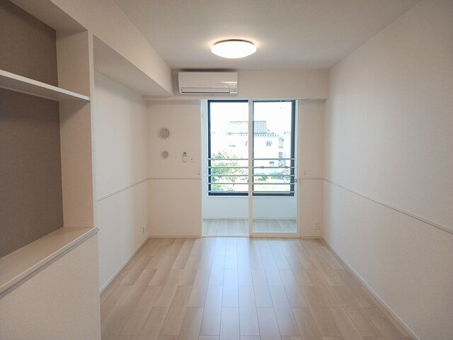 グレース　ローズⅡの居間・リビング|こちらの居間で趣味の時間をお楽しみください