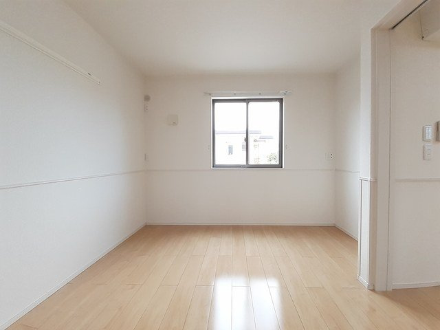 ロハス　Ⅳの内装|明るい色調の室内です