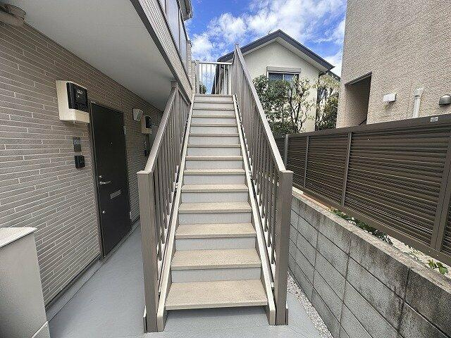 狛江市元和泉１丁目のアパートのエントランス