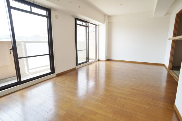 クレア―ル宝塚の居間・リビング