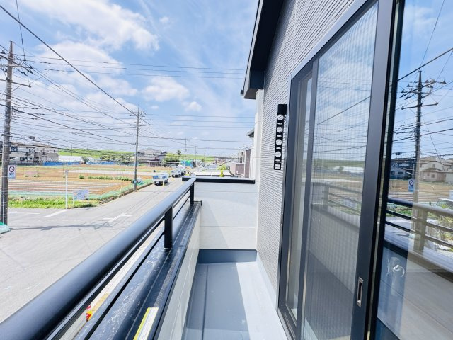 松戸市栄町西５丁目新築戸建【古ヶ崎小学校：9分】のバルコニー|寝室前南向きバルコニー・日当たり良好♪