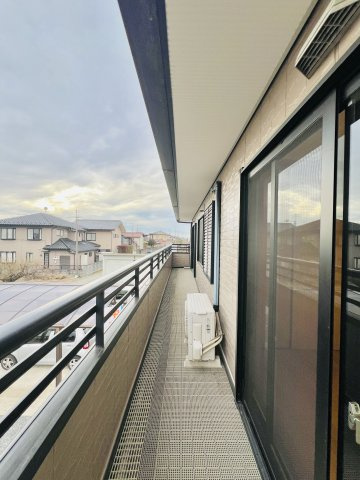 太田市新田市野井町のバルコニー|横長のバルコニーは日当たり良好♪