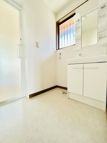 桐生市天神町の独立洗面台|明るい洗面台は忙しい朝の強い味方に(^^)/