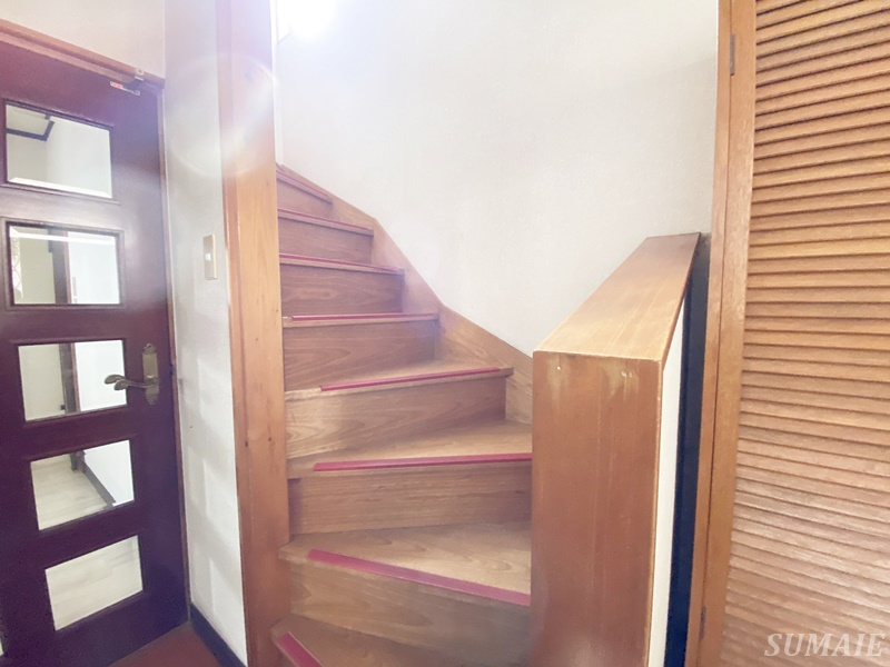 川口TWELVEハウスの内装|1階から２階への階段です☆