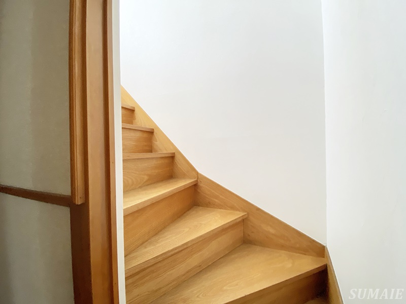 川口TWELVEハウスの内装|2階からロフトへの階段です☆