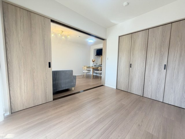 ウッドパーク吉川きよみ野　C棟の洋室|マルチに使えるリビング横の洋室5帖