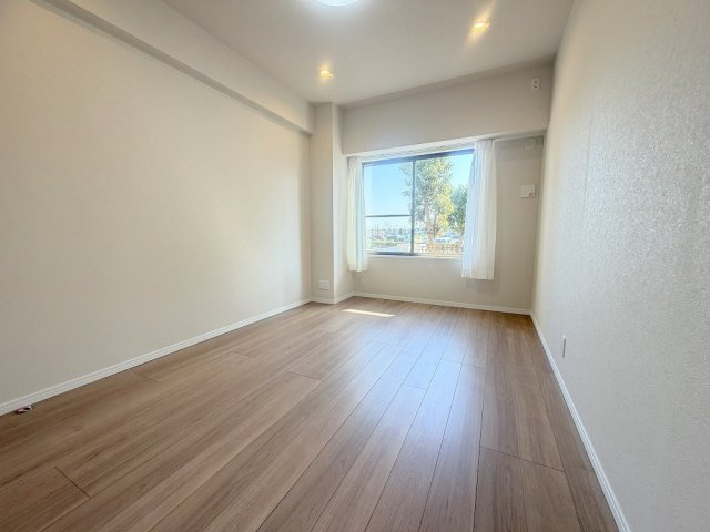 ウッドパーク吉川きよみ野　C棟の洋室|南東向きの陽当たり良好な洋室