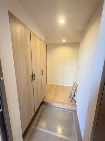 ウッドパーク吉川きよみ野　C棟の玄関|玄関から見た室内写真です