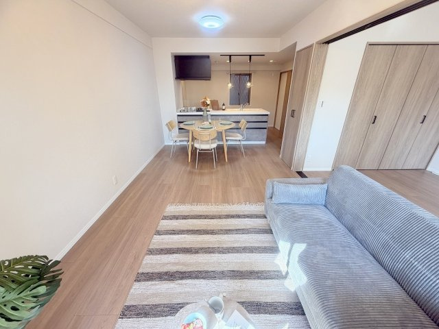ウッドパーク吉川きよみ野　C棟の居間・リビング|モデルルームになってますので新生活が想像できますね