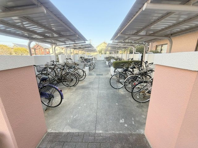 ウッドパーク吉川きよみ野　C棟の駐輪場|屋根付き駐輪場