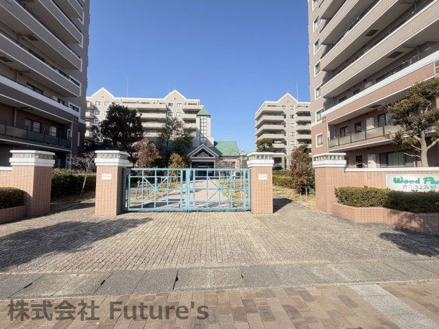 ウッドパーク吉川きよみ野　C棟|エントランス前になります。