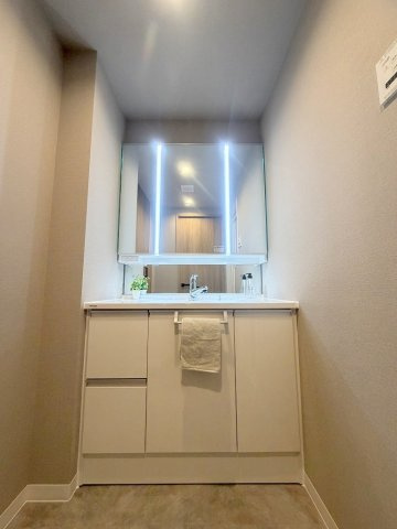 ウッドパーク吉川きよみ野　C棟の独立洗面台|三面鏡付きシャワードレッサーで朝の準備も快適