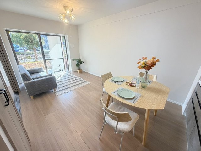 ウッドパーク吉川きよみ野　C棟の居間・リビング|ソファやダイニングセットを置いてもゆとりのある15.7帖のリビング