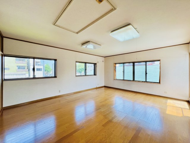 高崎市四ツ屋の洋室|2階には15帖の広々とした洋室◎
屋根裏部屋付き！！