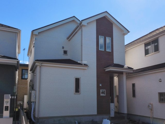 入間郡三芳町大字北永井の新築一戸建の外観|2026年3月撮影　
スーパー、ドラッグストア、百均など生活に密着したお店が揃ったアクロスプラザが徒歩6分で便利！
資料請求やご見学などお気軽にお問い合わせください。