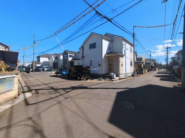 入間郡三芳町大字北永井の新築一戸建の前面道路含む現地写真|約5.6m公道です。