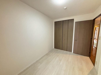 【収納】 | コート北野田サウスヒルズＳ棟 | 【洋室】穏やかな光が差し込む室内には、穏やかな時間が流れます。休日には、落ち着いた空間で自分の趣味を楽しむのはいかがですか。