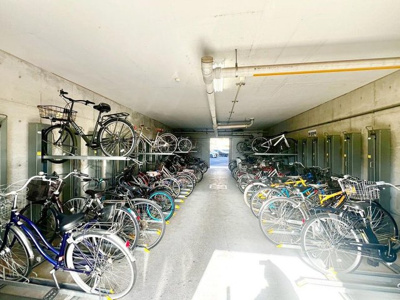 【その他共用部分】 | コート北野田サウスヒルズＳ棟 | 【駐輪場】屋根ございますので、雨で自転車が濡れないのは、嬉しいポイントですね☆