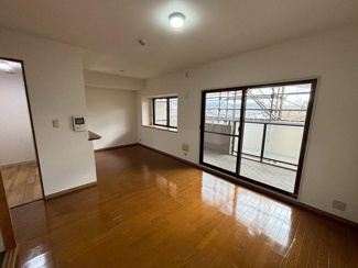 【居間・リビング】 | コート北野田サウスヒルズＳ棟 | 【リビング】ＬＤＫ約１６．２帖♪大きな窓のあるリビングは、陽光あふれる明るい空間です♪居心地良く、ご家族皆がゆったり寛げる憩いの空間となりそうです♪