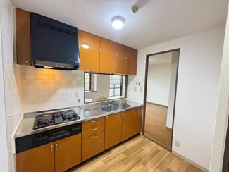 【キッチン】 | コート北野田サウスヒルズＳ棟 | 対面式を採用したキッチンですので、リビングで寛ぐご家族をいつも感じられます！会話を楽しみながら家事ができますね♪